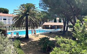 Le Patios , piscine plage terrain tennis